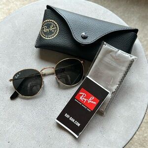 Brand new Ray Ban round polarized sunglasses in small size.